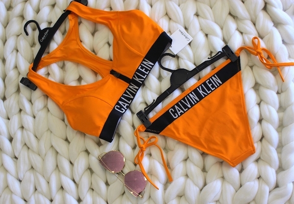 Calvin Klein Plavky Cheeky String Side Oranžové Spodni Diel, M