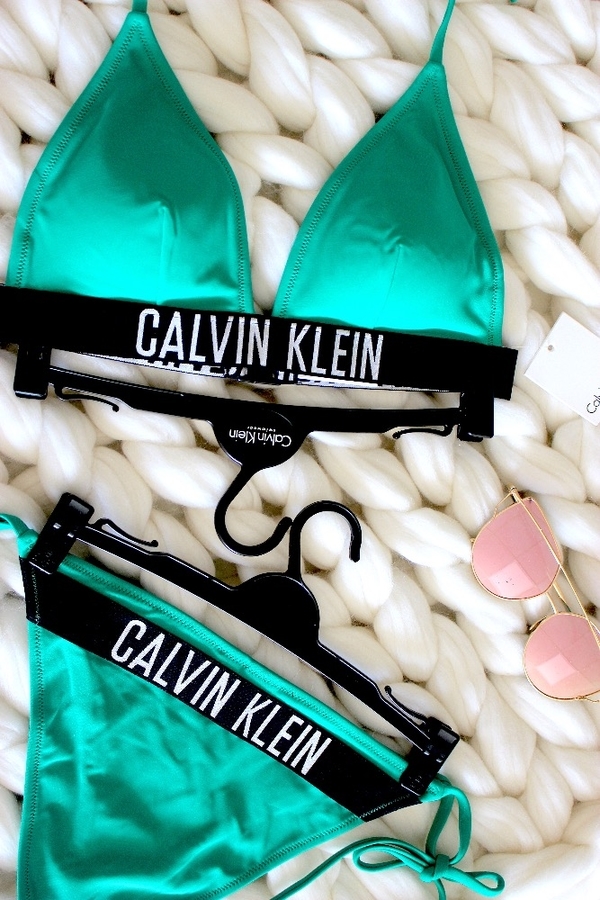 Calvin Klein Plavky Cheeky String Side Zelené Spodní Diel - 4